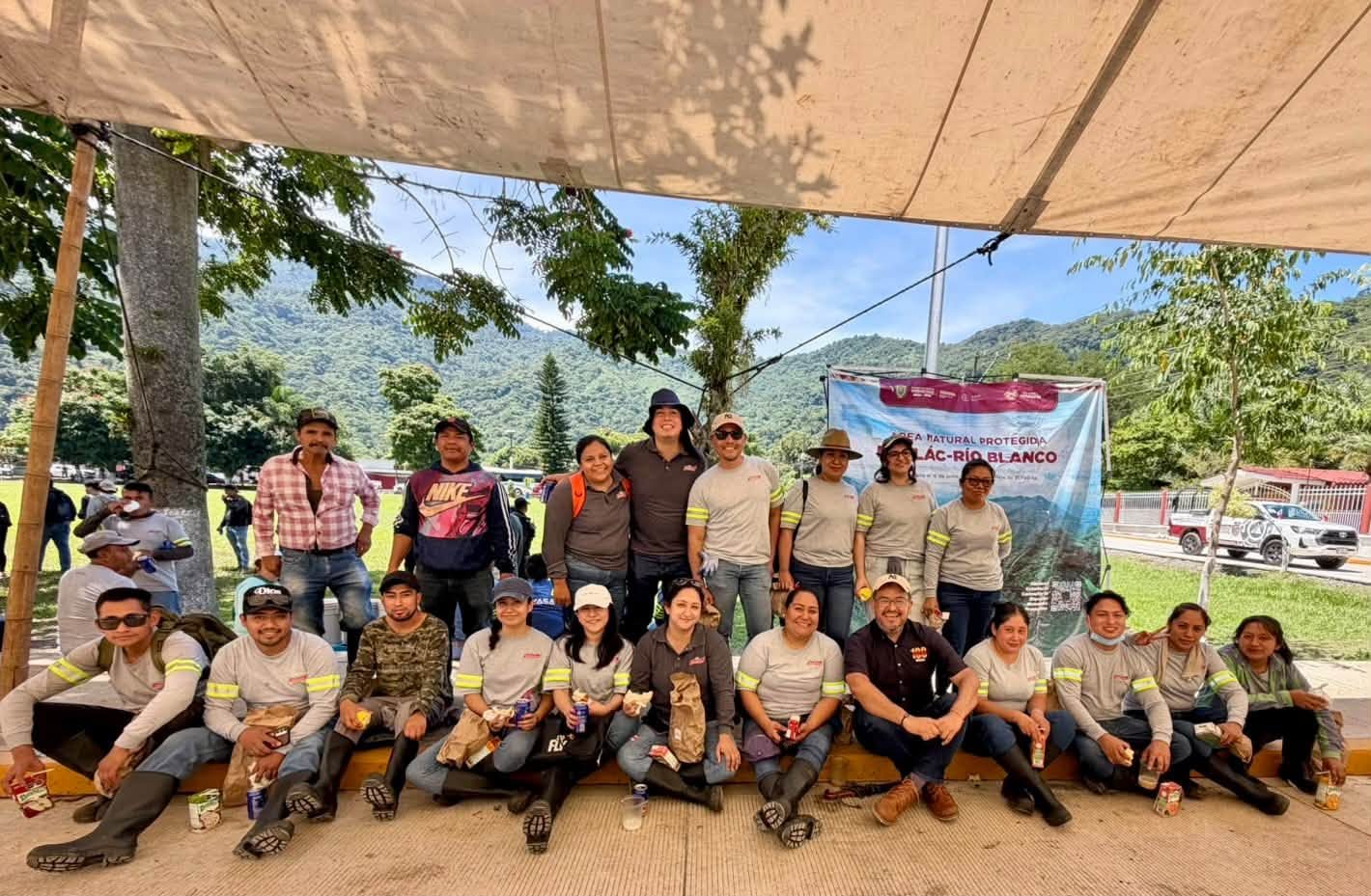 Jornada ambiental en el Río Blanco con trabajadores y empresas