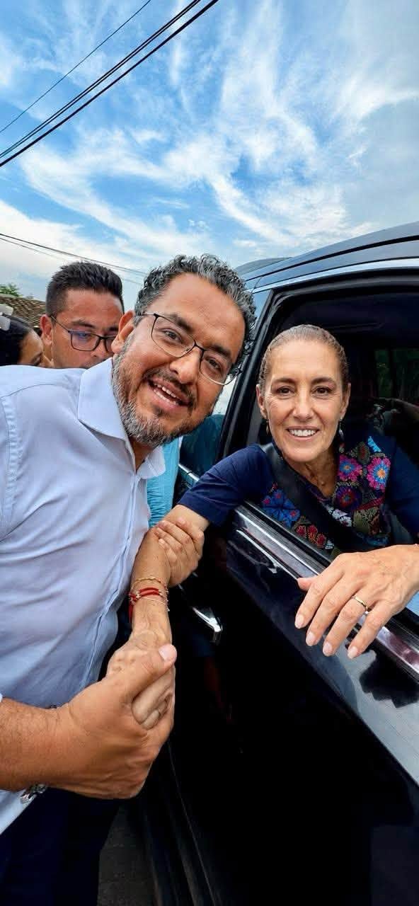 Saludo cercano durante un recorrido